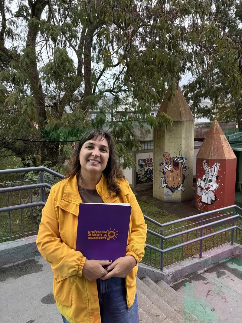 Professora Angela em sala de aula e nas ruas